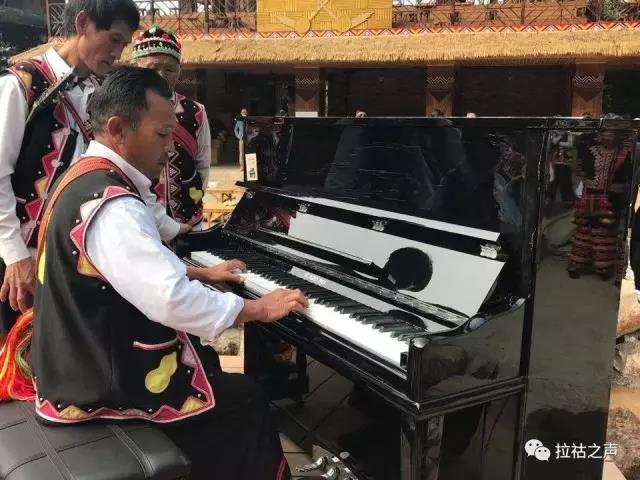 拉祜村民学习钢琴